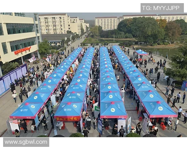 上海招聘会在虹口足球场盛大举行吸引众多求职者与企业参与