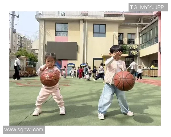 小班幼儿园篮球活动精彩瞬间分享让孩子们在运动中快乐成长 小班幼儿园篮球活动精彩瞬间分享让孩子们在运动中快乐成长